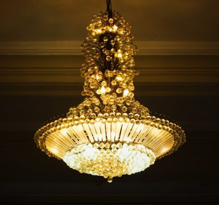 Photo "Artistic cream chandelier suitable for dining table"