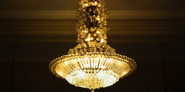 Photo "Artistic cream chandelier suitable for dining table"