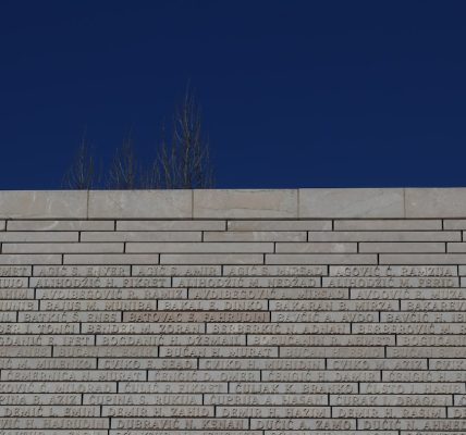 Photo travertine stone block wall wash light