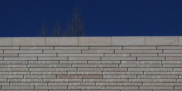 Photo travertine stone block wall wash light