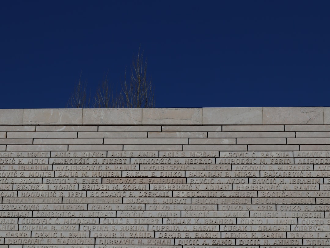 Photo travertine stone block wall wash light